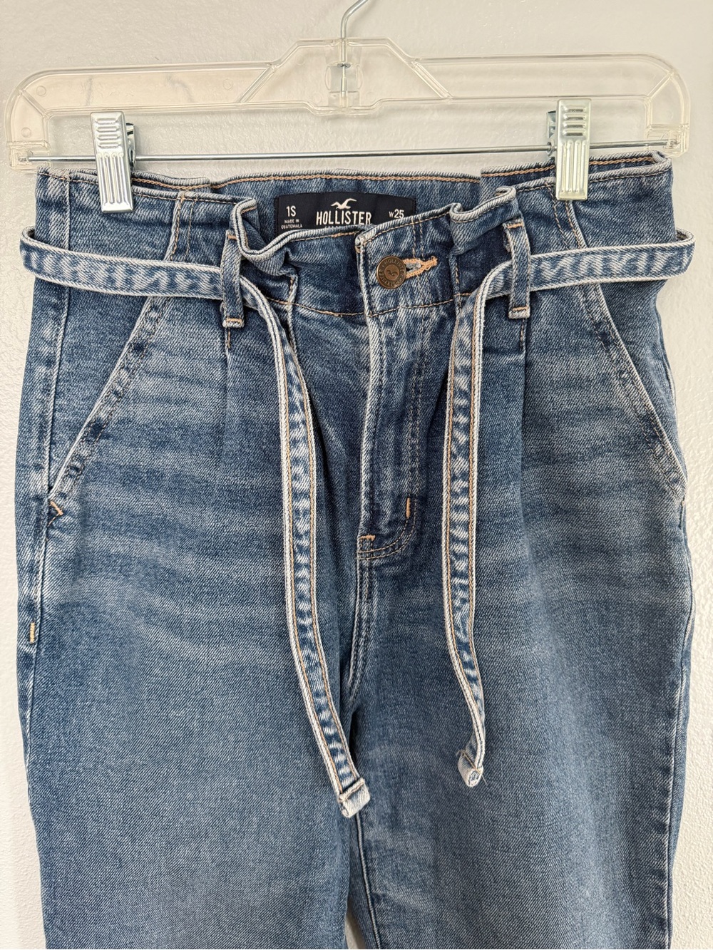 Hollister Curvy Ultra High Rise Mom Jeans size 25